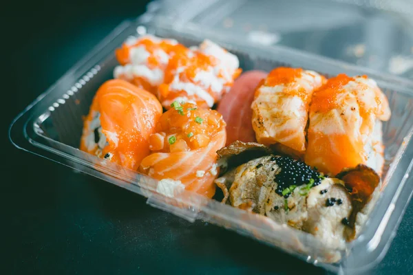 Sushi Set Barato Comida Callejera Japonesa Con Salmón Pescado Crudo — Foto de Stock