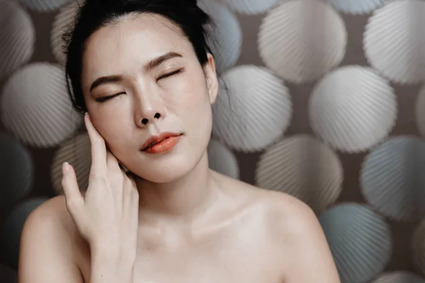 Asiático Belas Mulheres Mão Tocando Rosto Para Beleza Facial Cuidados — Fotografia de Stock