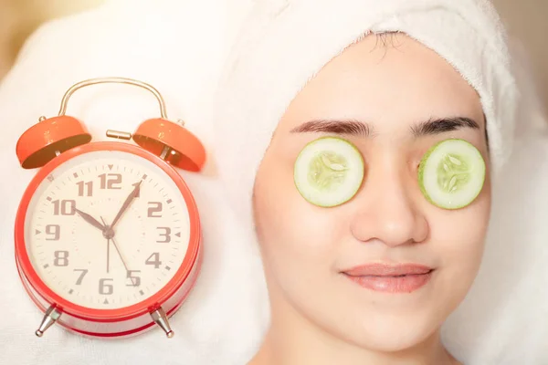 Tratamento Facial Feminino Spa Com Relógio Tempo Beleza Vezes Reverter — Fotografia de Stock