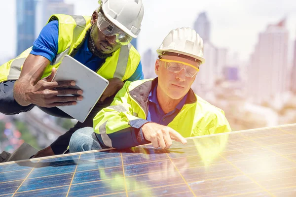 Tým Inženýrů Pracuje Solárním Panelu Střeše Budovy Týmová Spolupráce Při — Stock fotografie