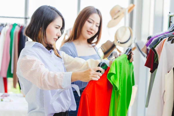 Женщины Клиент Выбирает Одежду Ищет Новую Рубашку Магазине Моды Другом — стоковое фото