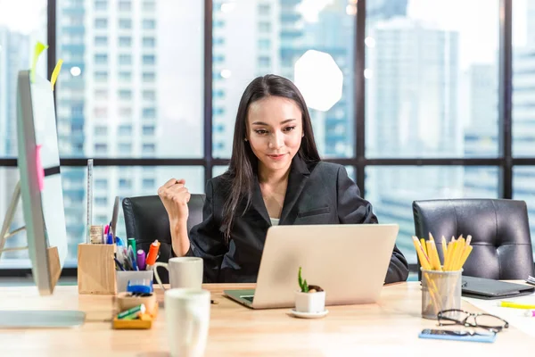 Glücklicher Erfolg Junge Asiatische Geschäftsfrauen Sitzen Ihren Schreibtischen Büro Erledigt — Stockfoto