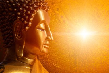 Buddha 'nın kafası aydınlığa bakıyor. Asya din kavramındaki nirvanaya huzur veriyor..