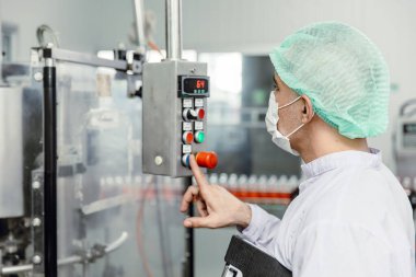 Personel çalışanları hijyen gıda fabrikasında kontrol makinesinde çalışıyor..