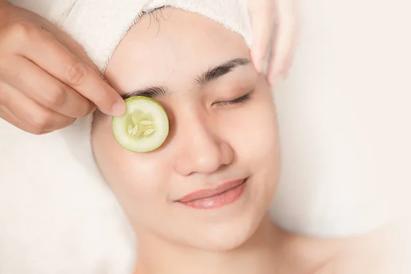 Mulheres Bonitas Facial Cuidados Pele Olhos Rugas Pepino Tratamento Salão — Fotografia de Stock