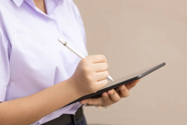 École Étudiants Uniforme Rapproché Utilisant Tablet Stylet Stylo Pour Éducation — Photo