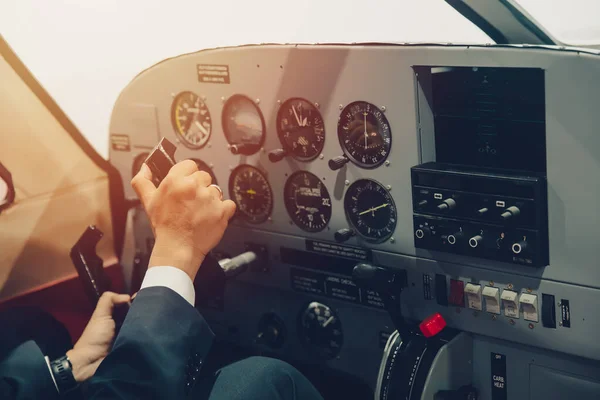 Piloto Mão Avião Controle Capitão Voo Privado Com Muitos Medidores — Fotografia de Stock