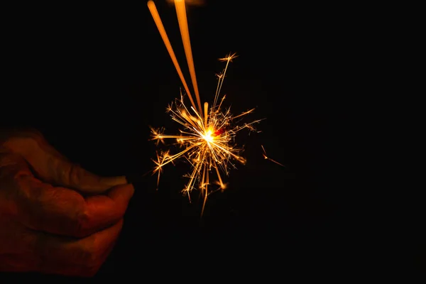 Άνθρωποι Χειρίζονται Πυροτεχνήματα Που Παίζουν Διασκέδαση Απολαμβάνουν Νύχτα Closeup Φωτιά — Φωτογραφία Αρχείου