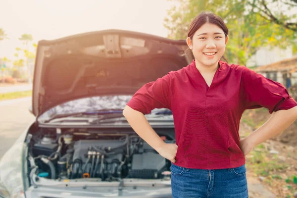 Ritratto Donne Felici Piedi Davanti Incidenti Rotti Cappuccio Aperto Auto — Foto Stock