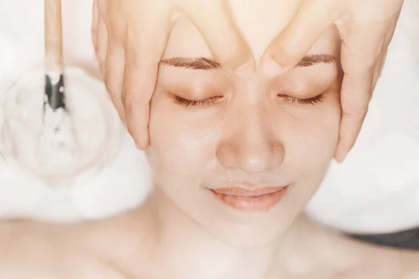 Mulheres Bonitas Tratamento Cuidados Com Pele Facial Spa Massagem Facial — Fotografia de Stock
