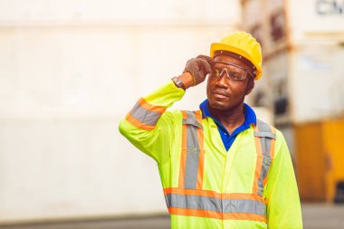 Lojistik nakliye sektöründe çalışan Afrikalı mutlu işçiler liman kargo taşımacılığı sektöründe kendine güvenen akıllı görünümlü konteynırlar..