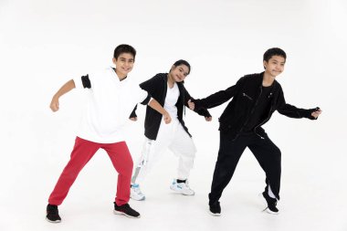 Bir grup Asyalı ergen hiphop dansı kursu. Çocuklar mutlu bir gülümsemeyle dans etmekten hoşlanır. Beyaz arka planda izole edilmiş komik bir gülümseme..