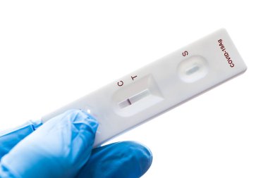 Covid-19 Antijen test kiti (ATK) Coronavirus 'un beyaz arka planda izole edilmiş kontrol hattında enfeksiyon kapmamış negatif şerit bandı olmadığını gösterdi..