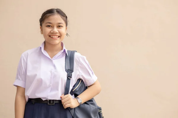 Asyalı Liseli Kız Üniformalı Tatlı Öğrenci Gülümse Çantasıyla Gülümse — Stok fotoğraf