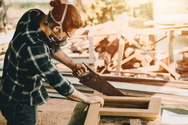 Mannelijke Werknemer Zagen Van Hout Meubels Maken Werkplaats Met Industrie — Stockfoto