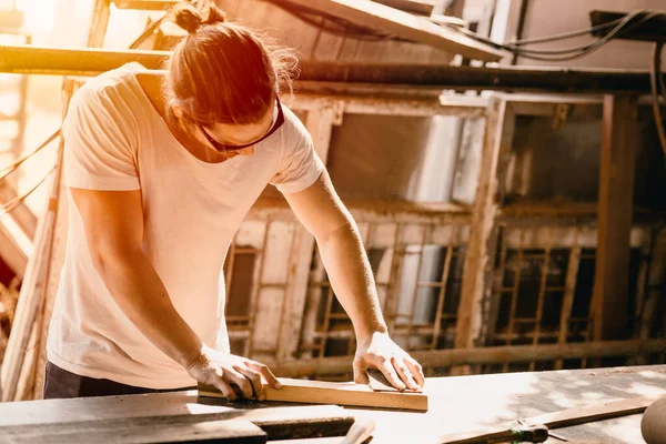 Een Timmerman Die Hard Werkt Man Professionele Hooggeschoolde Mensen Aan — Stockfoto