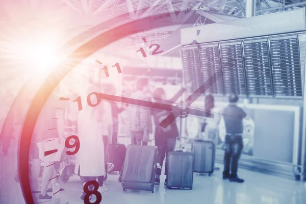 Turista Superposición Del Aeropuerto Con Los Tiempos Reloj Tono Color — Foto de Stock