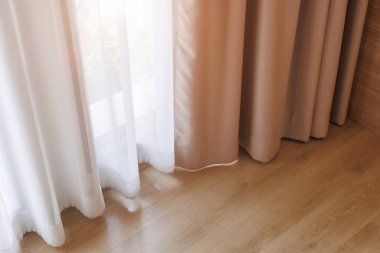 Perdenin ardında parlayan güneş ışığı, Perde ve Perde Karartması Perde, ahşap zeminli pencere