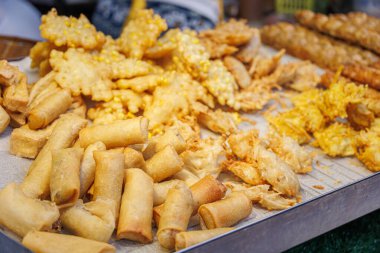 Çin 'in Yaowarat kentinde Tayland' da düzenlenen Vejetaryen Festivali 'nde, Çin usulü kızarmış yiyecekler