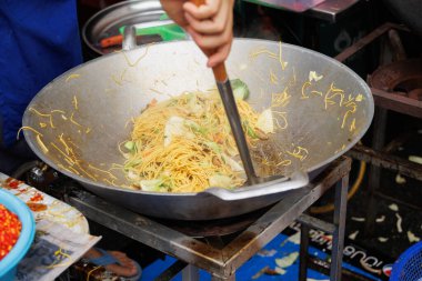 Tayland 'da Çin' in Yaowarat şehrinde vejetaryen festivali (J Festivali), Chao mian yemekleri, Çin usulü noodle vejetaryen gıda dükkanı