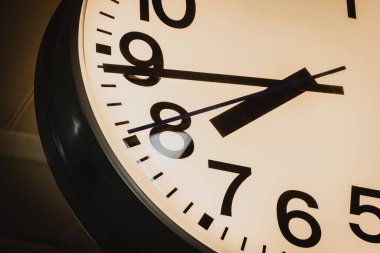 Tren istasyonunda klasik saat gözlemi, iş saatleri sabah kapatma, gündüz konsepti.