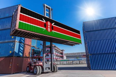 Mombasa Limanı Kenya ülkesinden ithalat işi için Kenya bayrağıyla kargo malları taşıyor.