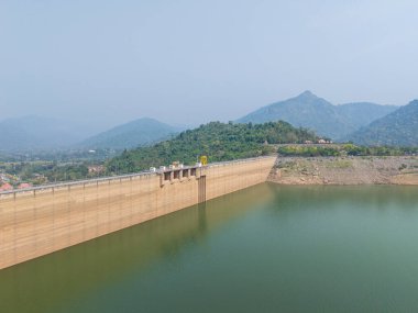 Tayland 'da Khuean Khun Dan Prakanchon Barajı. Yaz mevsiminde su seviyesi düşük.