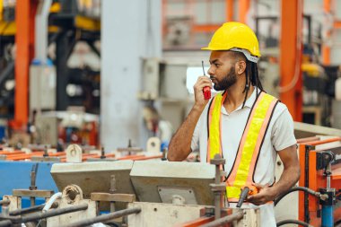 Heavy metal endüstrisi üretim hattı denetleyicisi profesyonel Afrikalı siyahi işçi makine operatörü