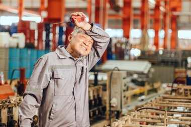 Stresli kıdemli işçi, yaşlı mühendis ağır sanayi sağlık sorunları için çalışıyor.