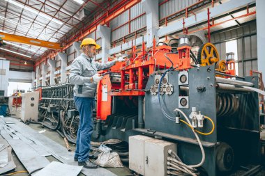 Profesyonel kıdemli sanayi işçisi koruyucu miğfer ve fabrikada üniforma servis makineleri, uzman mühendis teknisyen bakım ağır makine üretim hattı