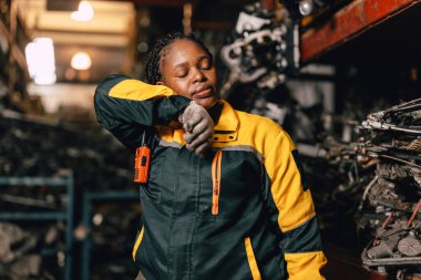 Yorgunluktan bitap düşmüş mühendis, fabrikada çalışmaktan yorgun düşmüş, terlemiş, kötü hava akışı işyeri terlemiş..