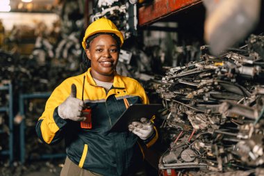 Mutlu gülümseyen Siyah Afrikalı kadın mühendis el işareti. Onaylanmış bir jest gibi.