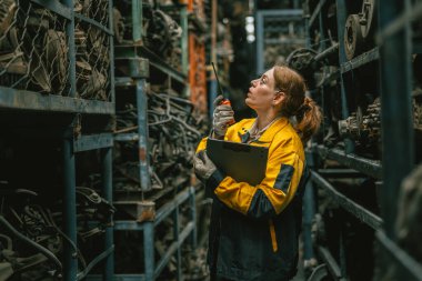 Ağır sanayide çalışan kadın teknisyen, garaj hurdalığında depo müdürü.