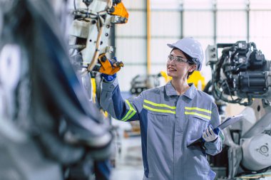 Modern teknolojide çalışan profesyonel mühendis işçiler robotik sanayi otomasyon imalatı, robot kolu montaj fabrikası