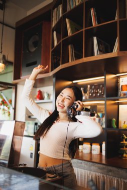 DJ Asyalı genç kızlar, müzik çalan, parti müziği çalan neşeli gülümsemeli gençler.