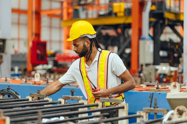 Heavy metal endüstrisi üretim hattı denetleyicisi profesyonel Afrikalı siyahi işçi makine operatörü
