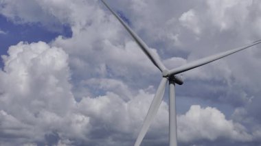 Yeşil Dağ Tepesi 'ndeki güzel yalnız rüzgar türbini temiz sürdürülebilir elektrik gücü, yeşil jeneratör mavi gökyüzü