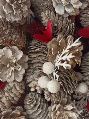 Noel süslemeleri koniler ve beyaz toplar.