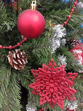 Noel süslemeleri koniler ve beyaz toplar Noel ağacında.