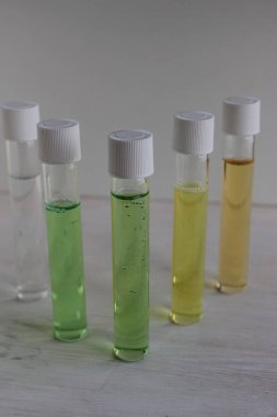 Işığın yüzeyinde duran renkli sıvılı cam şişeler..