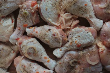 Salamura edilmiş çiğ tavuk butları ve baharatlı bacaklar..