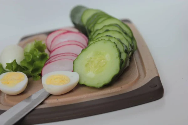 Zubereitung Eines Salats Aus Radieschen Gurken Eiern Und Salatblättern Stockfoto