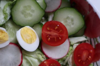 Kırmızı domates salatası, salatalık, bıldırcın yumurtası ve lahana..