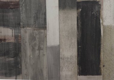 Ahşap zemin tahtadan yapılmış ve farklı renklerde boyanmış..