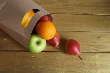 Elmalar ve armutlar kese kağıdından döküldü..