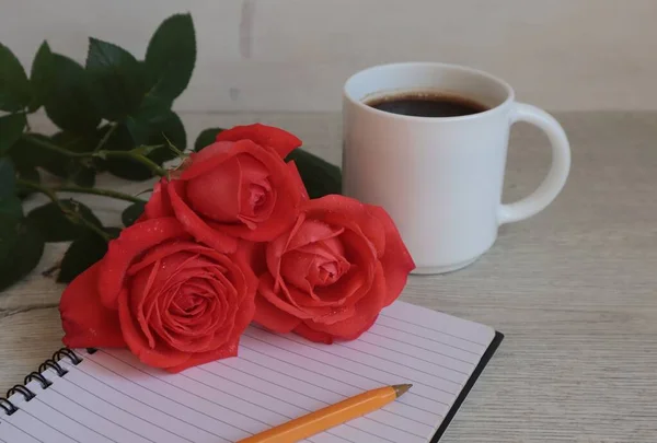 Кофе Белой Кружке Блокнот Красные Розы Столе — стоковое фото