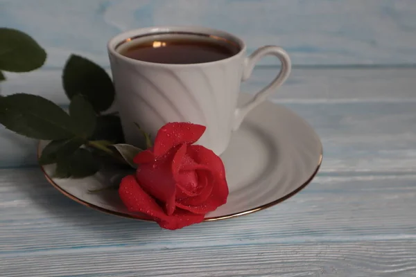 Кружка Чая Красная Роза Белом Блюдце Столе — стоковое фото