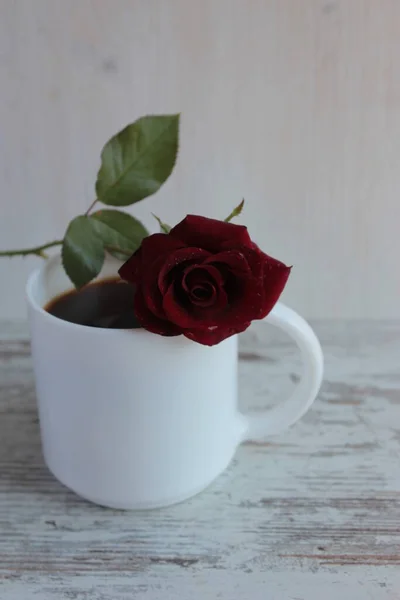 Een Mok Zwarte Koffie Een Rode Roos Tafel — Stockfoto