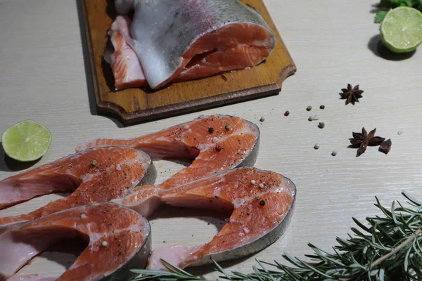 Červené Rybí Steaky Leží Lehkém Povrchu — Stock fotografie