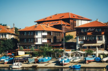 Denizden Nessebar antik şehrin panoramik manzaralı.